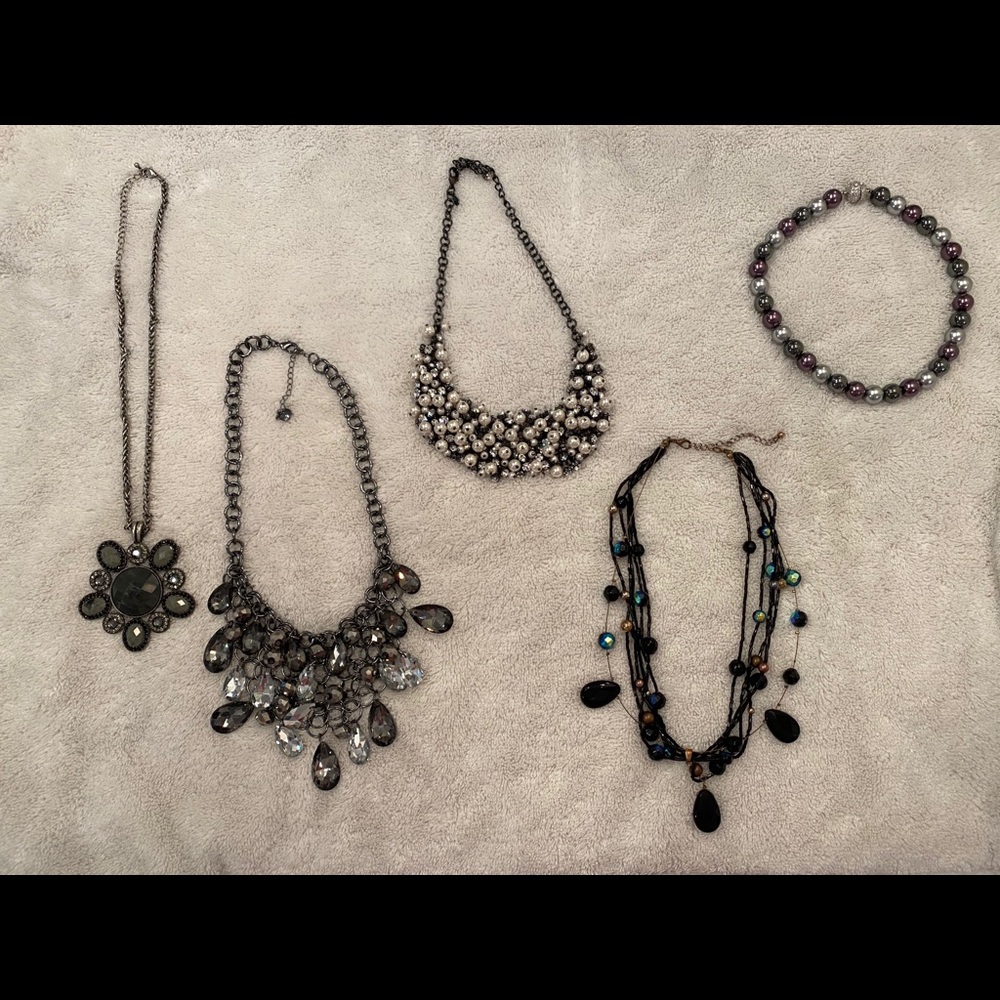 Group of 5 elegant necklaces